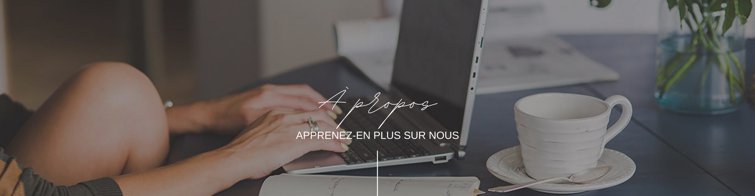 femme qui travail à l'ordinateur entête de page à propos