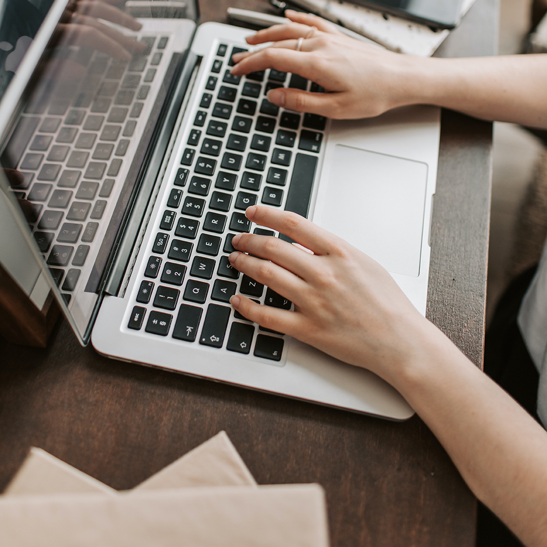 femme qui travail à l'ordinateur