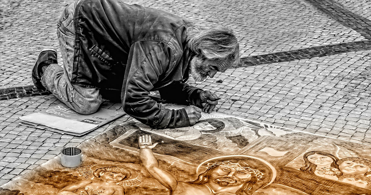 homme qui dessine au sol devenir graphiste